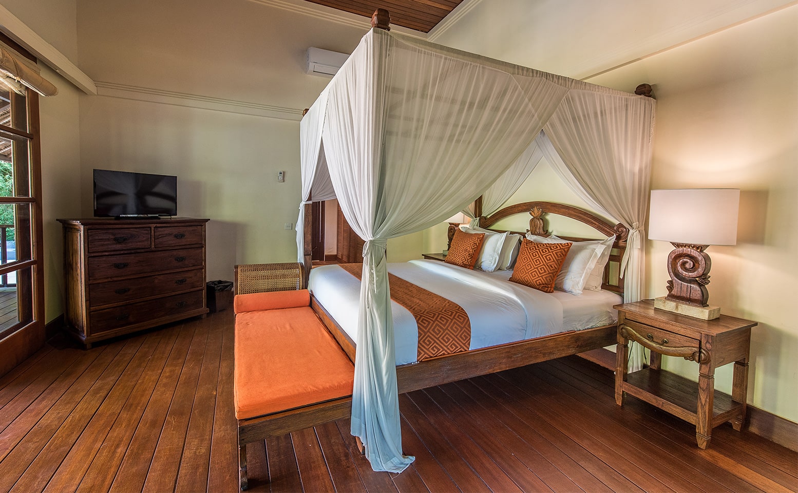 Villa Senada - Master Bedroom with flat tv