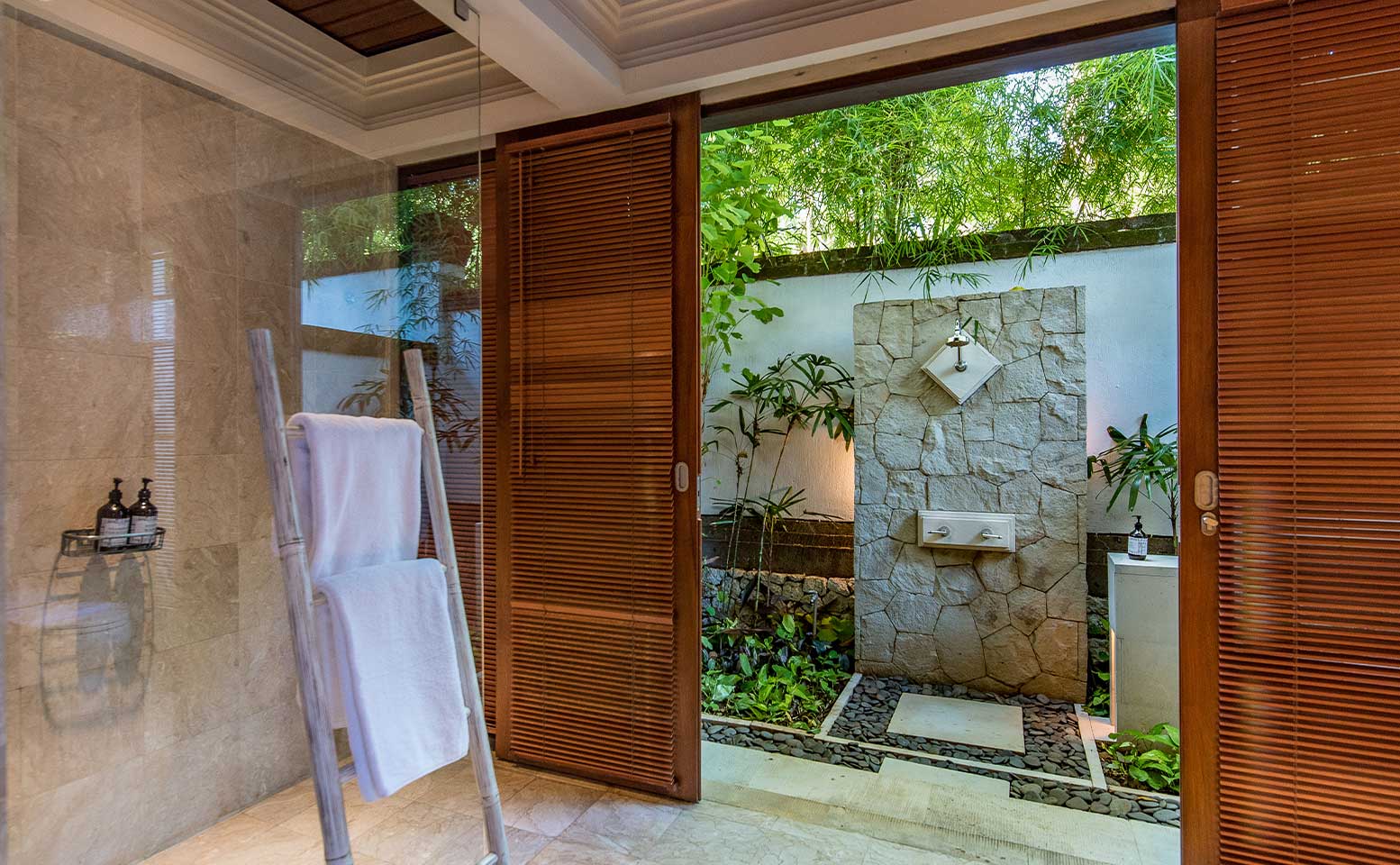 Villa Senada - bathroom with outdoor shower